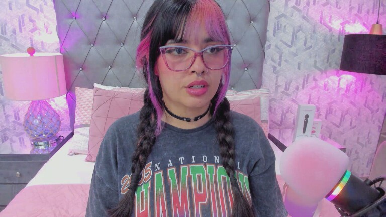 MaddyeWaves's Streamate show and profile