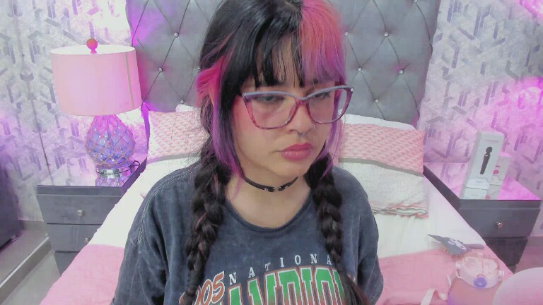 MaddyeWaves's Streamate show and profile