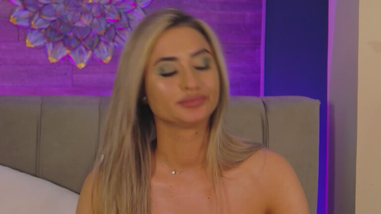 LoraDevine's Streamate show and profile