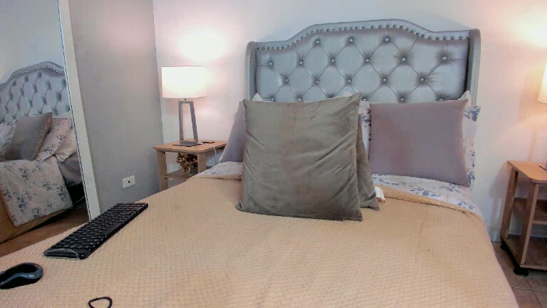 NiaMoon's Streamate show and profile