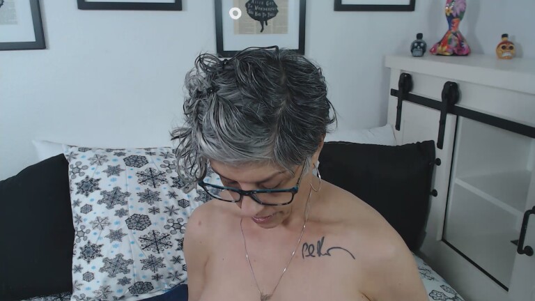 IzzyOnCam's Streamate show and profile