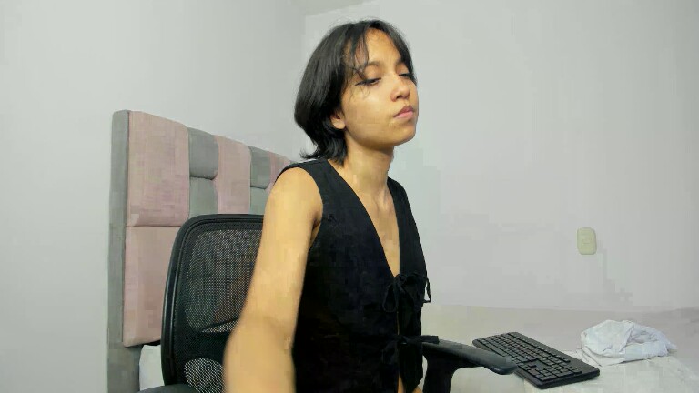 Yara_Blair's Streamate show and profile