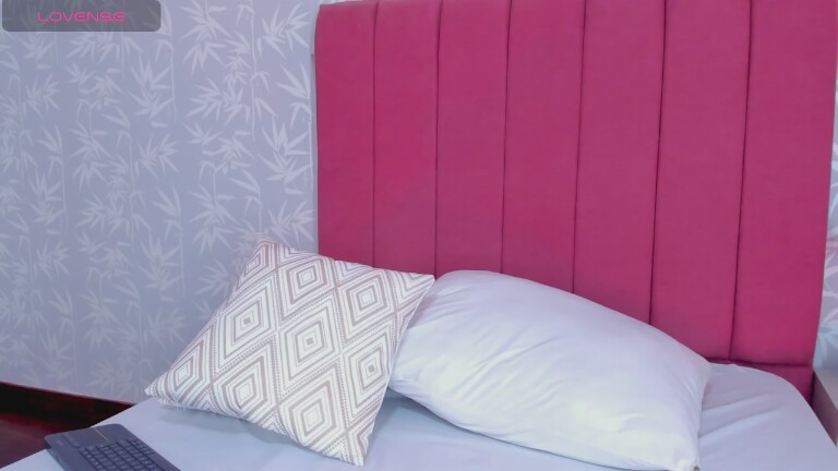 LaraMiller's Streamate show and profile