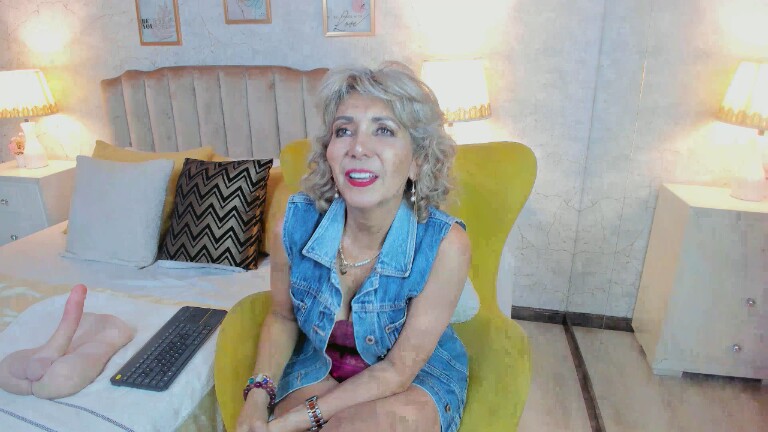 MoulinLamour's Streamate show and profile