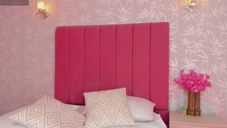 LaraMiller's Streamate show and profile